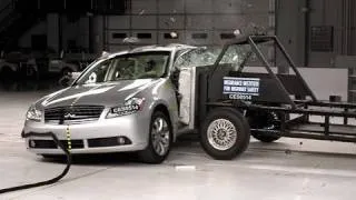 2006 Infiniti M35/M45 side IIHS crash test