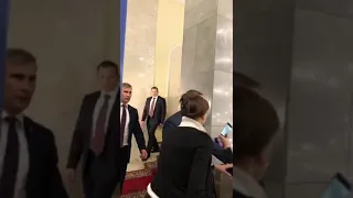 Охрана Путина отталкивает журналиста