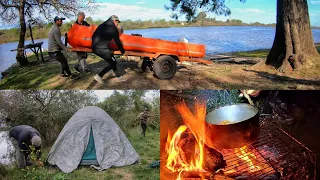 Campamento de pesca y cocina. aventura, pesca, lluvia, fogata, pesca en Río y arroyo