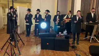 Kalmey Schwartz at a wedding with the Shira choir a dudi jacobe production קלמי שוואַרץ שירה