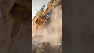 Видео реального обрушения экскаватора и горы песка