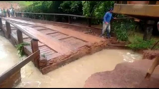 Enchente levando ponte embora pelo rio