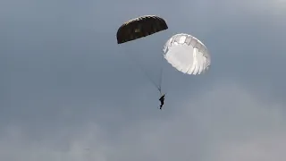 2x An-2 - výsadek na historických padácích (Plzeň 2018)