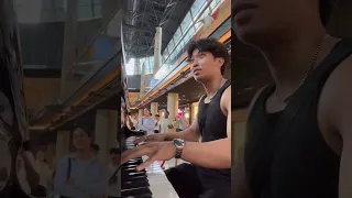 I was playing « GOLDEN HOUR » and a violinist appear on the escalators 😱🎻