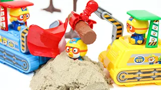 뽀로로 빌드 중장비 장난감 로더와 크레인으로 장애물을 치우고 모래놀이를 해요 - 꿀벌튜브