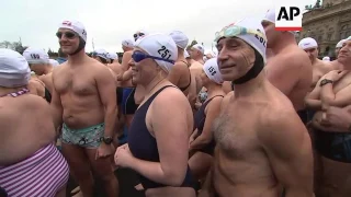 Dozens brave cold for Boxing Day swim in Prague