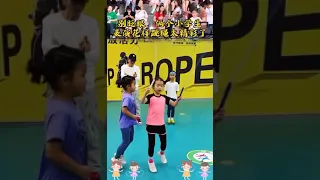 "Давайте-ка попрыгаем!" Фрагмент с соревнований по прыжкам со скакалкой среди детей в Китае.