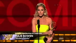 Julie Bowen wins an Emmy for Modern Family at the 2012 Primetime Emmy Awards!