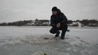 Зимняя рыбалка  на Дону. Ловля пескаря на удочки.