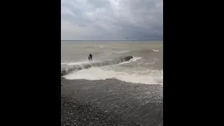 В Сочи гуляющего с ребенком мужчину чуть не смыло с волнореза в шторм