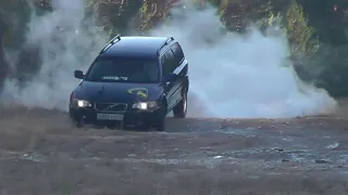 Volvo XC70 trying muddy roads
