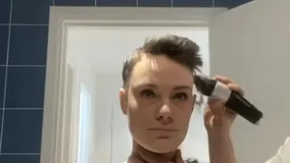 Boyfriend shaves his head to support his girlfriend