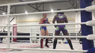 Kadın MMA Sporcuları Vinson Laneisha (USA) vs. Chibisova Daria (UKR)