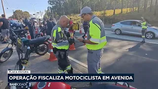 Placa escura: Operação fiscaliza motociclistas em avenida