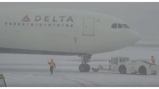 (HD) Watching Airplanes - Snow Storm - Minneapolis / St. Paul International Airport KMSP / MSP