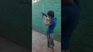 disparar una Colt .22mm