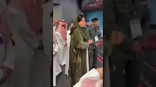 شاهد الاميرة ريما بنت بندر تؤدي التحية العسكرية لجندية سعودية في معرض الدفاع الدولي