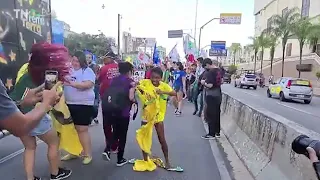 Manifestantes rasgam bandeira de Bolsonaro durante ato na tarde desta quinta-feira (11) em Natal