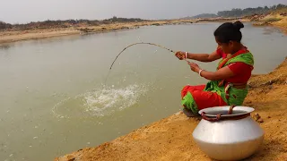 River fishing video 🐠 ✅ || The village lady fish hunting in river || New hook fishing video 2024 🎣