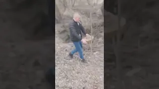 #Ukraine: a brave man moves a TM-62 landmine from the road, while smoking this cigarette!