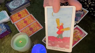 Welche Entscheidung hat Er getroffen? Tarot Legung mit Deckauswahl