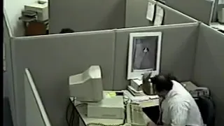 чувак разбил компьютер в офисе