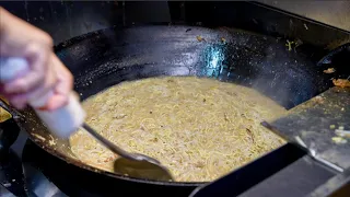 How one of Singapore's best FRIED HOKKIEN MEE (福建面) is cooked! (Toa, Payoh, Singapore street food)