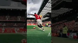 David Beckham bent it like#unitedontiktok#davidbeckham #manutd #football #mufc #oldtrafford #sports