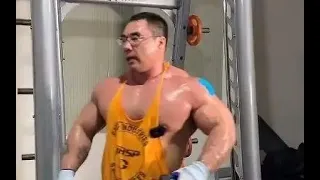 Big Chinese bodybuilder Yan ShouMing(闫首鸣） pandey rowing 180kg.Chinese muscle monster