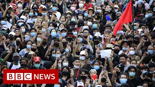 Thai protesters confront royals in Bangkok visit - BBC News