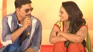 Akshay Kumar plays prank on Sonakshi Sinha