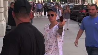 Justin Bieber Flips Off The Paparazzi