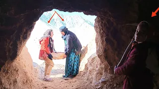 "Sweet surprise in the mountain: the cameraman's gift to grandmother and orphan girls digging"