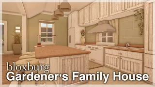 Bloxburg - Gardener's Family House Speedbuild (interior + full tour)