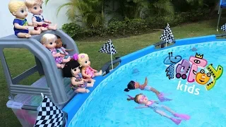 Bananakids plays 🥇🏆 The Dolls swimming Competition 🏊‍♀️👙💦 in the Pool!!! Girls VS Boys!!!