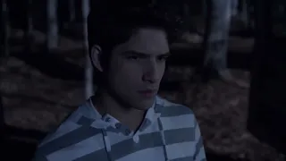 Teen Wolf 2x06 Stiles tells Scott and Allison that Jackson escaped the police van. Scott eyes glow.