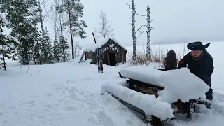 ИЗБУШКА моего ДЕДА на таёжном озере. Ночёвка в избе. Уборка в избушке. 24 часа в тайге.