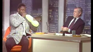 Smokin' Joe Frazier Spars with Johnny Carson - The Tonight Show - 11/27/1972