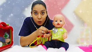 Baby Born Emily hat einen Termin bei Doktor Barbie. Spielzeug Video mit Puppen