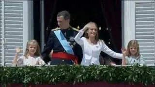 SS.MM. los Reyes saludan desde el Palacio Real de Madrid