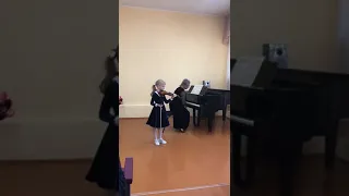 Котик исполняет Ксюша, 1 класс. скрипка