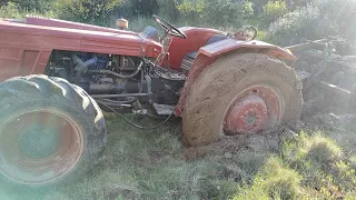 Vamos al rescate del tractor de mi hermano Abraham, atascado en un barrizal