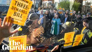 Extinction rebellion activists 'swarm' Swinson battlebus