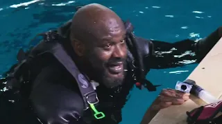 Inside The NBA - Shaq gets scared swimming with sharks: "I love to see them eat your fat a--."