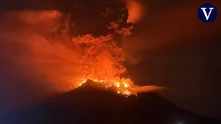 Miles de evacuados por una erupción volcánica con riesgo de tsunami en Indonesia