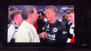 Timothy Chandler wird im Interview nach EL Final einzug von Fans abgeführt😂