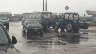 Как трактором заводят автобус 😀