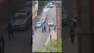 Messer vs 6 Polizei Fahrzeuge