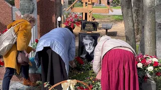 Уборка цветов на могиле Александра Ширвиндта (40 дней) / Новодевичье кладбище 23.04.2024