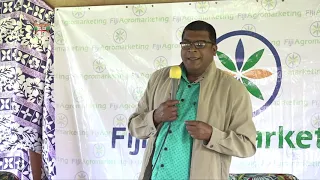 Fijian Minister for Agriculture officiates at the signing of the AMA Farmer Contract.
